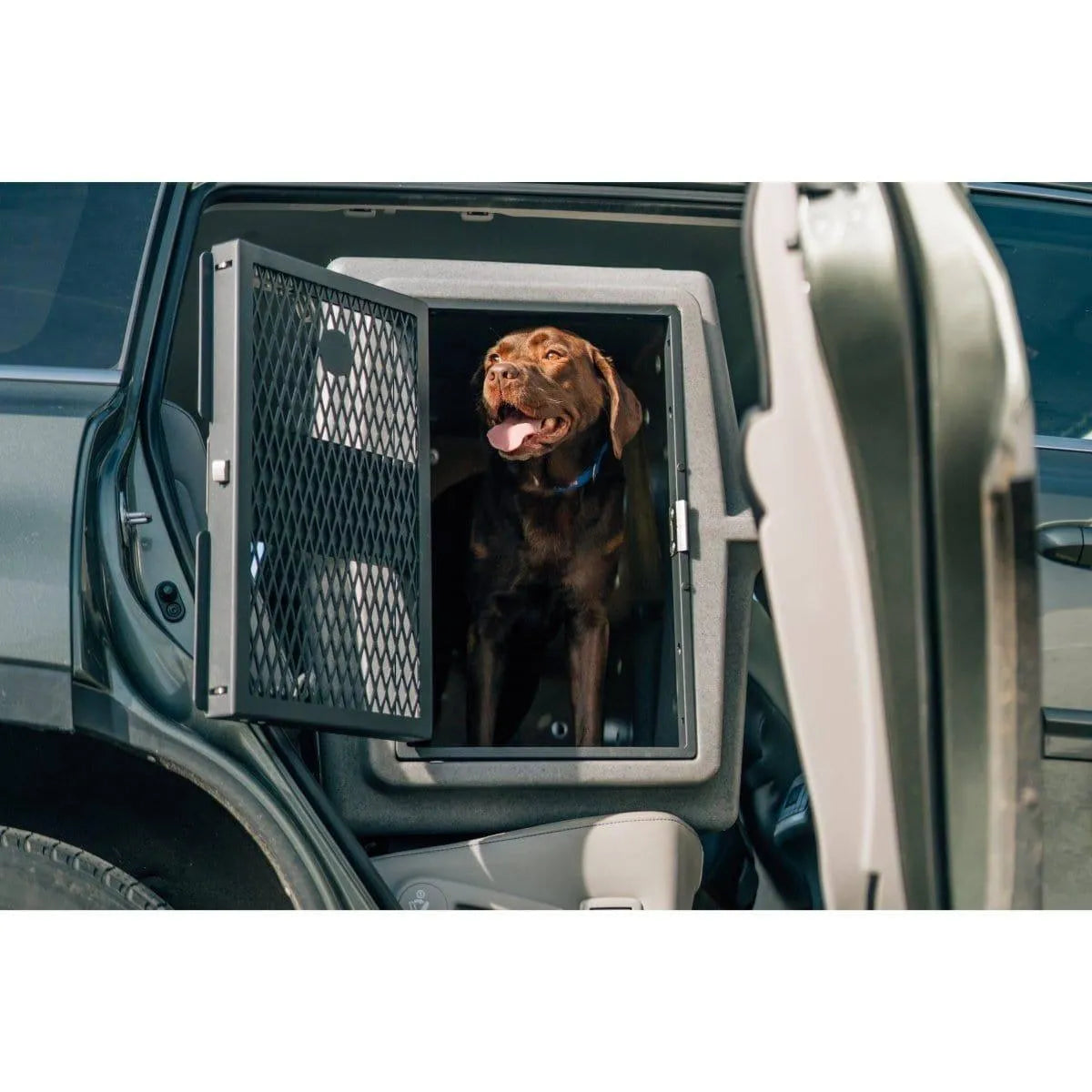 Dakota 283 Hero Kennel - Coyote Granite / No Antimicrobial Protection | OmniaPaws
